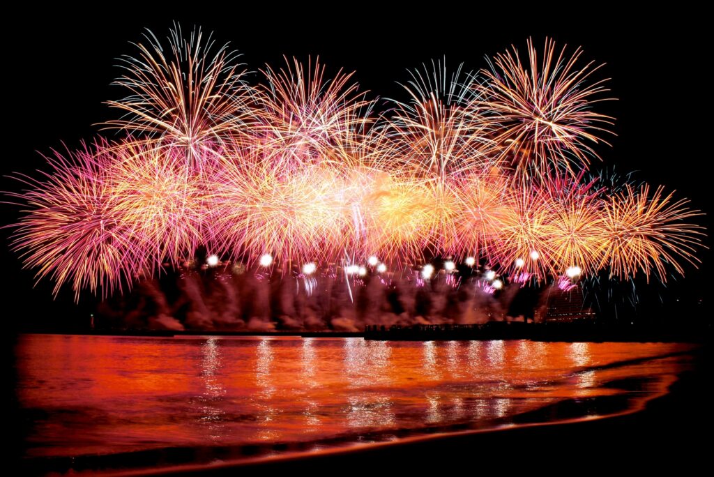 【2023年開催予定】夏季熱海海上花火大会が大迫力で開催！必見の花火大会！