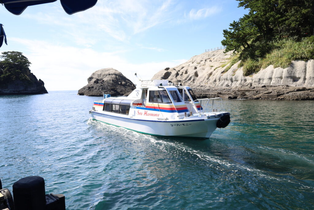 堂ヶ島マリンの洞くつめぐり遊覧船で青の洞窟とリアス式海岸の絶景ツアーを体験