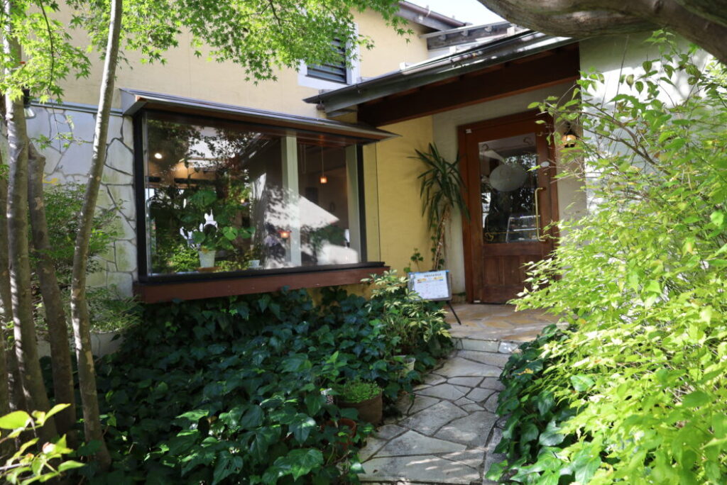 藤枝市のアンティーク家具に囲まれた緑豊富な隠れ家「カフェ・ド・モエ」で頂く絶品スイーツに感動