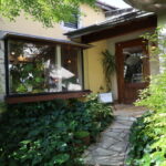 藤枝市のアンティーク家具に囲まれた緑豊富な隠れ家「カフェ・ド・モエ」で頂く絶品スイーツに感動